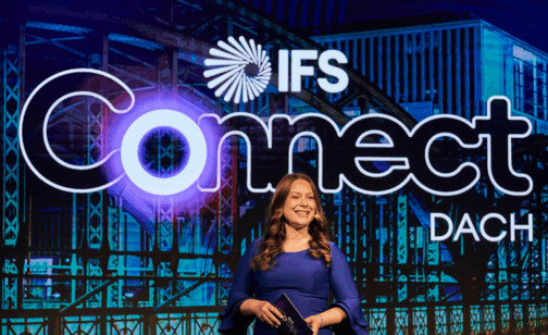 Attendees networking and discussing industrial AI and logistics innovations during the WP – IFS Connect DACH 2026 event in Munich, highlighting face-to-face collaboration around new IFS technologies and the Softeon acquisition.