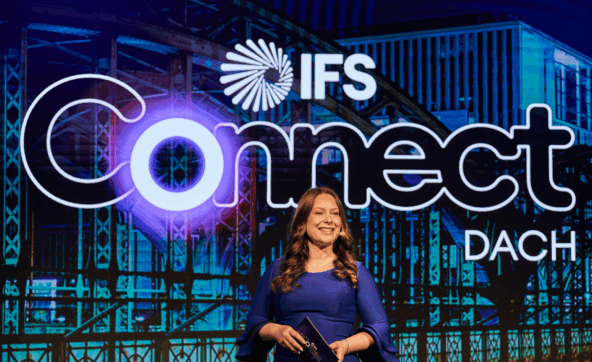 Attendees networking and discussing industrial AI and logistics innovations during the WP – IFS Connect DACH 2026 event in Munich, highlighting face-to-face collaboration around new IFS technologies and the Softeon acquisition.