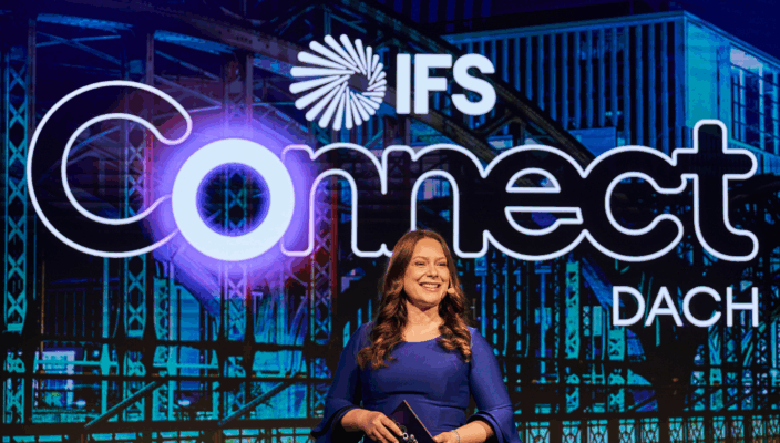 Attendees networking and discussing industrial AI and logistics innovations during the WP – IFS Connect DACH 2026 event in Munich, highlighting face-to-face collaboration around new IFS technologies and the Softeon acquisition.